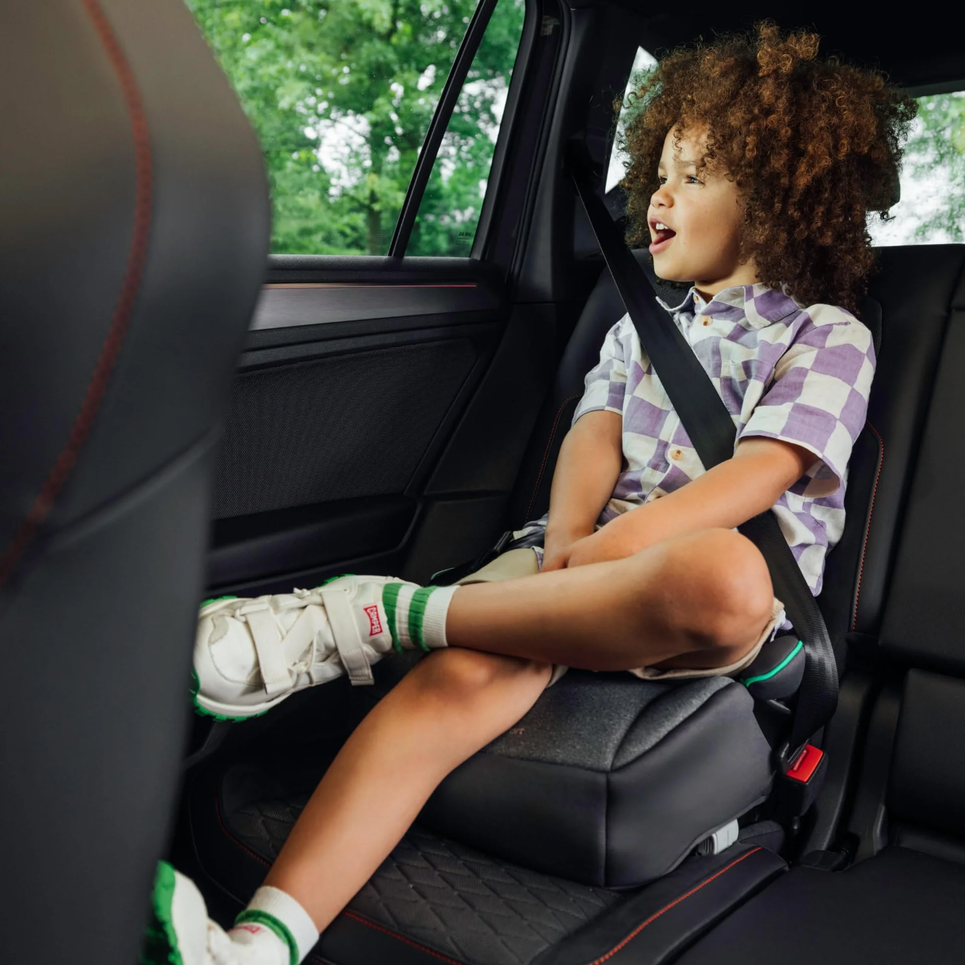 Bebeconfort Manga i-Fix, Booster dla starszaka, Fotelik typu booster z miękką poduszką i systemem ISOFIX, Lekki wyściełany fotelik booster dla starszaka, 6–12 lat, 22–36 kg, 128–150 cm, Tinted Black