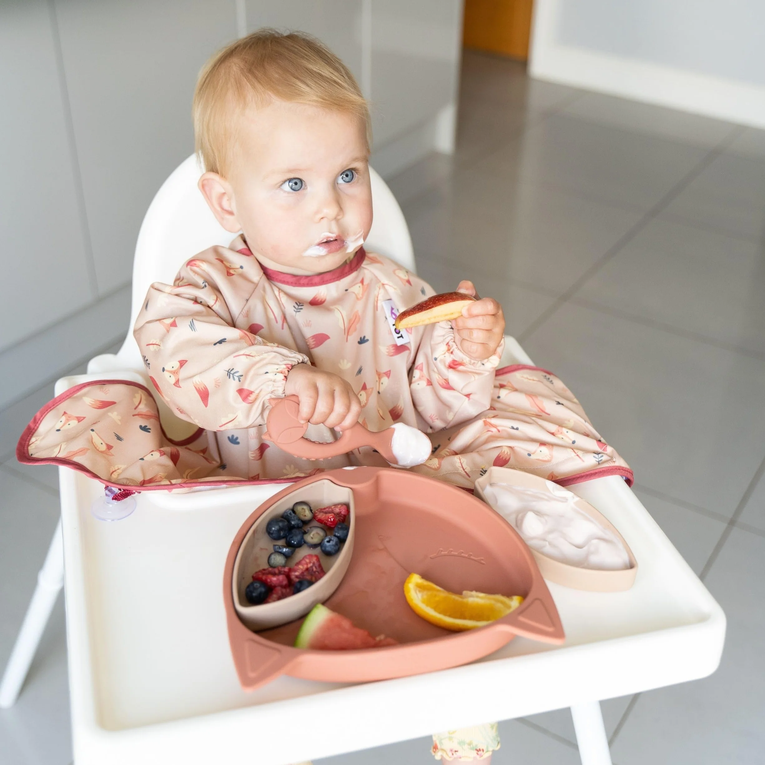 Tidy Tot®™ Cover & Catch™ śliniak do odstawienia od piersi z rękawami. Mocuje się do krzesełek z przyssawką, aby zapobiec bałaganowi karmienie dziecka. Wodoodporne śliniaki z długim rękawem. Śliniaki