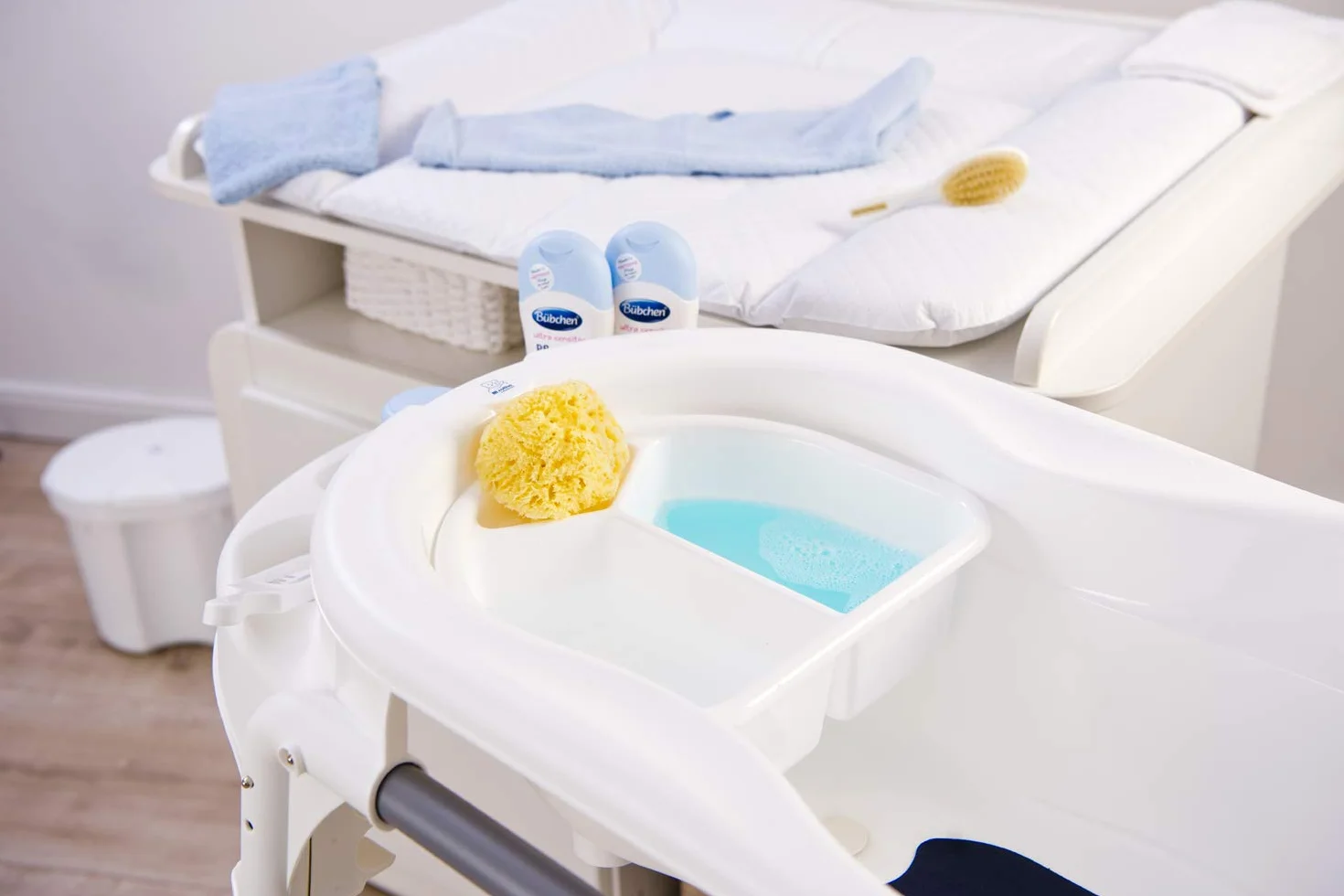 Rotho Babydesign 205000001 Duża Wanienka z 2 Matami Antypoślizgowymi i Korkiem Spustowym, Biały, 1 Sztuka