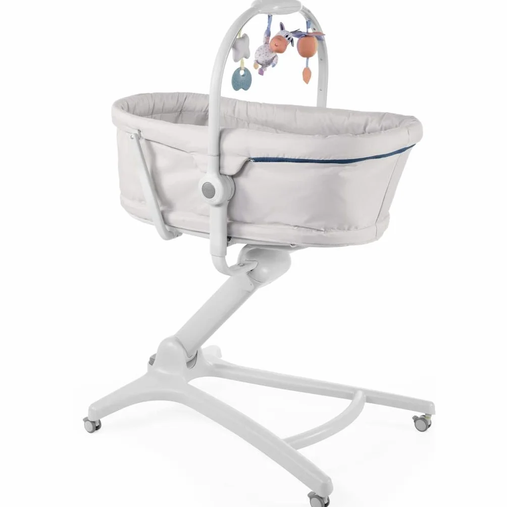 Chicco Baby Hug 4 w 1 Łóżeczko Dziecięce od Urodzenia do 3 Lat (15 kg), Wysokie Krzesełko dla Dziecka, Pałąk z Zabawkami, Regulowane Oparcie i Wysokość, Rozkładane Łóżeczko Dziecięce i Krzesło