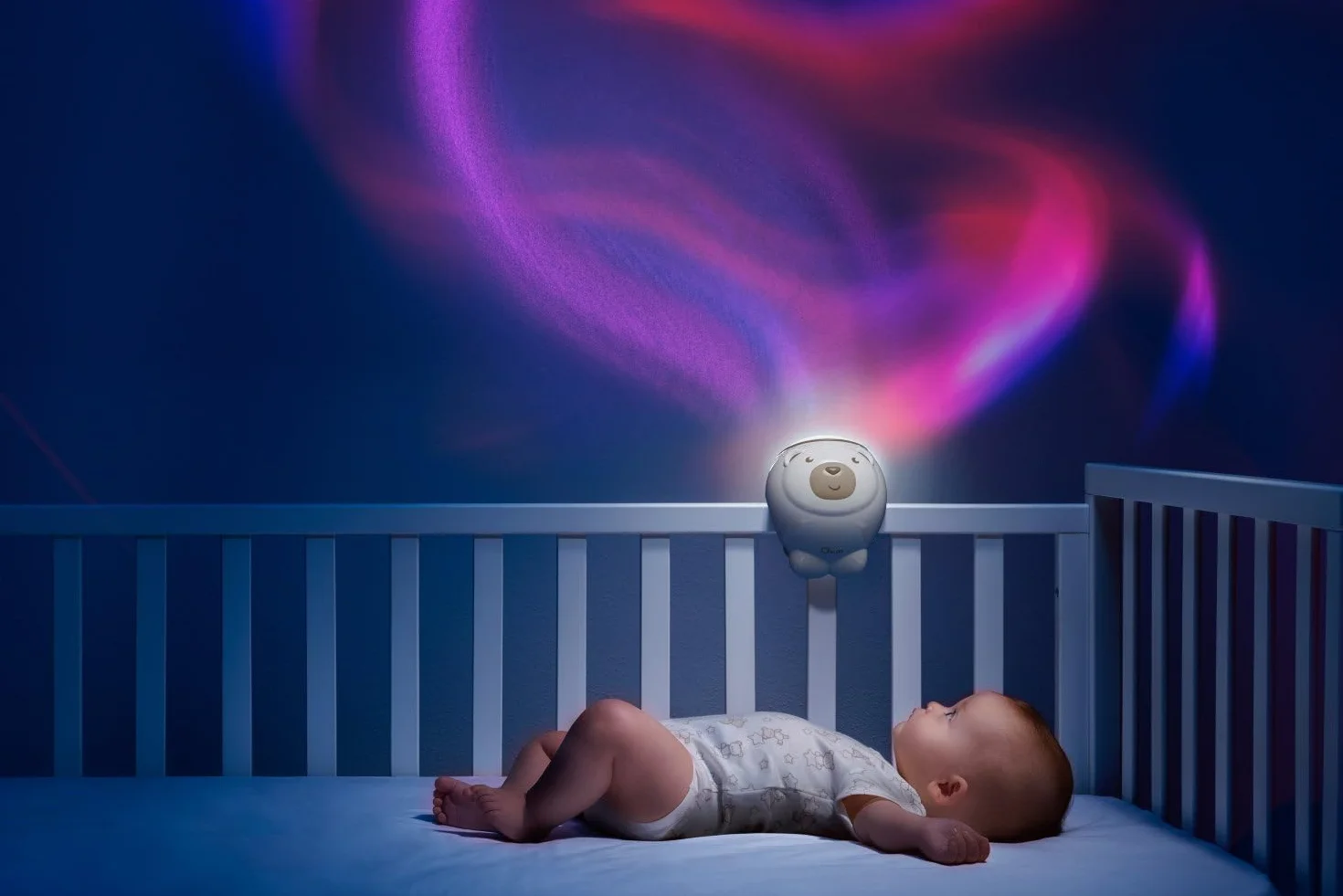 Chicco Projektor 2w1 z Misiem Polarnym, do Łóżeczek i Stolików Nocnych Next2Me, Projekcja Magicznej Zorzy Polarnej, 30 Minut Muzyki Klasycznej, Dźwięki Natury, Konfigurowalne Funkcje, 0 Miesięcy +