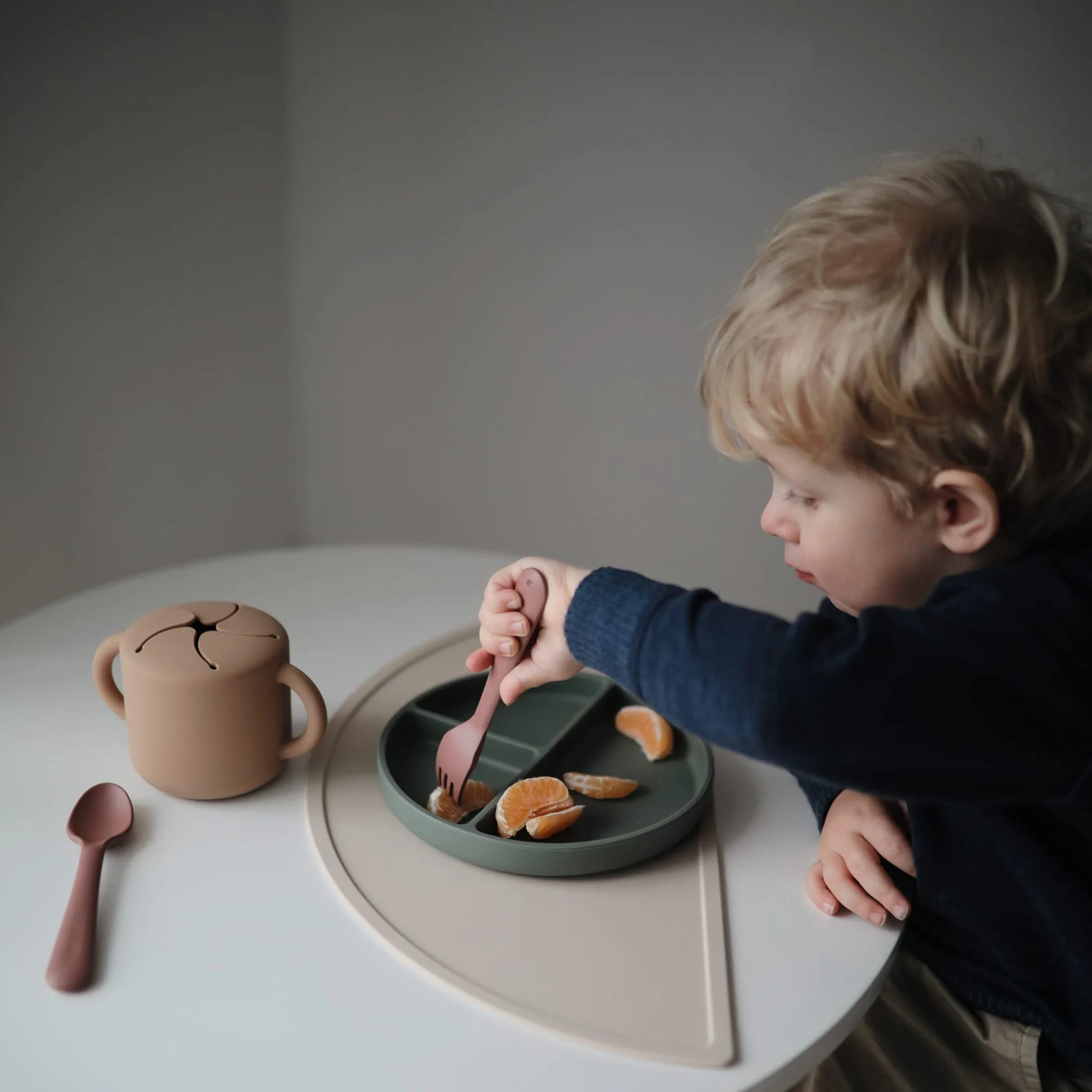 Mushie Silikonowy Talerz Podzielony z Przyssawką Antypoślizgową, dla Niemowląt i Małych Dzieci. Materiał: Silikon Klasy Spożywczej, Nadaje się do Zmywarki i Kuchenki Mikrofalowej (Dried Thyme)