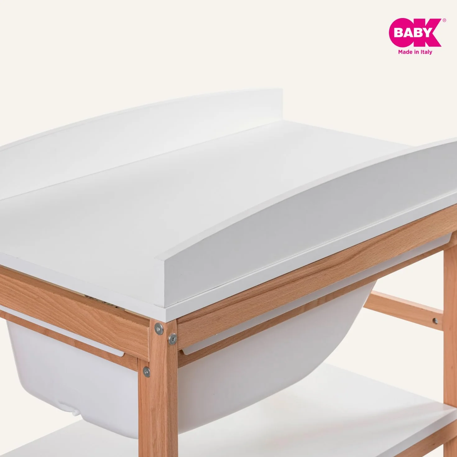 OKBABY Woody - Drewniany stół do przewijania z ergonomiczną wanną i kółkami, w komplecie z miękką matą do przewijania dla noworodków - 0-12 miesięcy (11 kg) - Biały