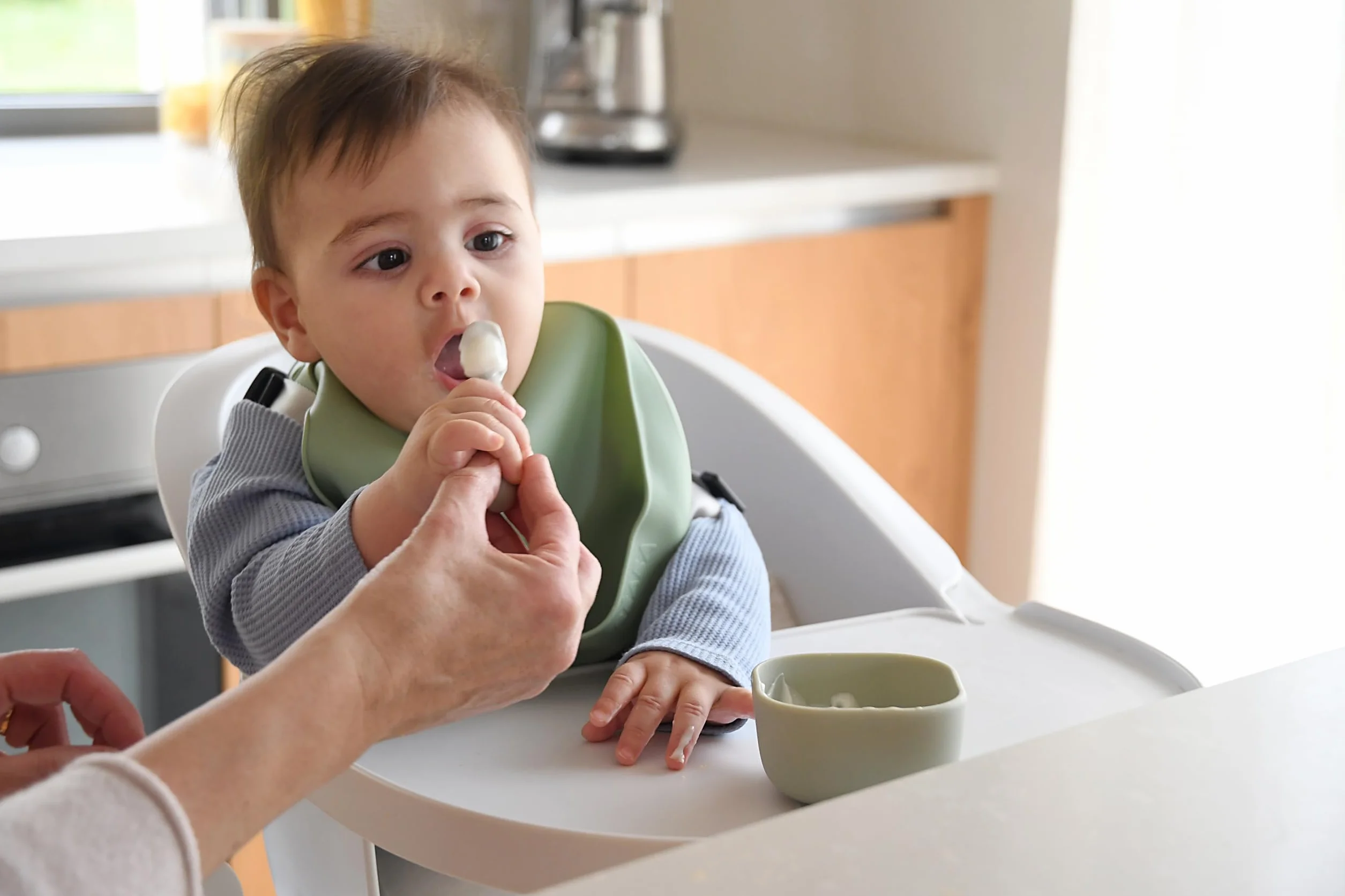 BEABA, Zestaw 2 łyżek dla niemowląt, Silikonowe łyżki wstępne, sztućce dla niemowląt, od 4 miesięcy, ergonomiczny kształt, różne tekstury, ergonomiczny uchwyt, szary terakot/aksamit