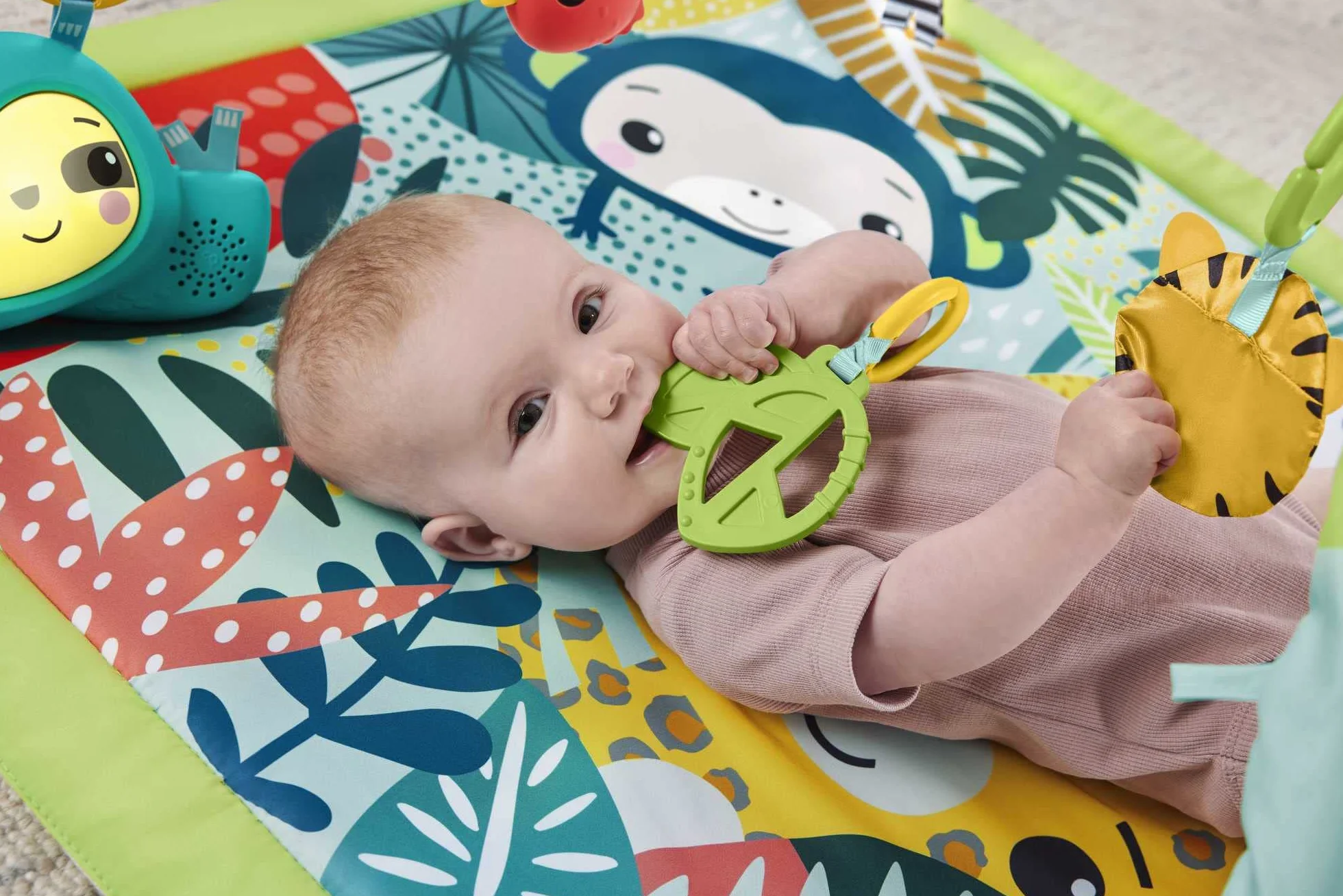 Fisher-Price Mata edukacyjna 3 w 1 Las tropikalny Mata do zabawy na brzuszku z 5 zabawkami sensorycznymi, światełkami, dźwiękami i łukiem do dostosowania, od noworodka po starsze dziecko, HJW08