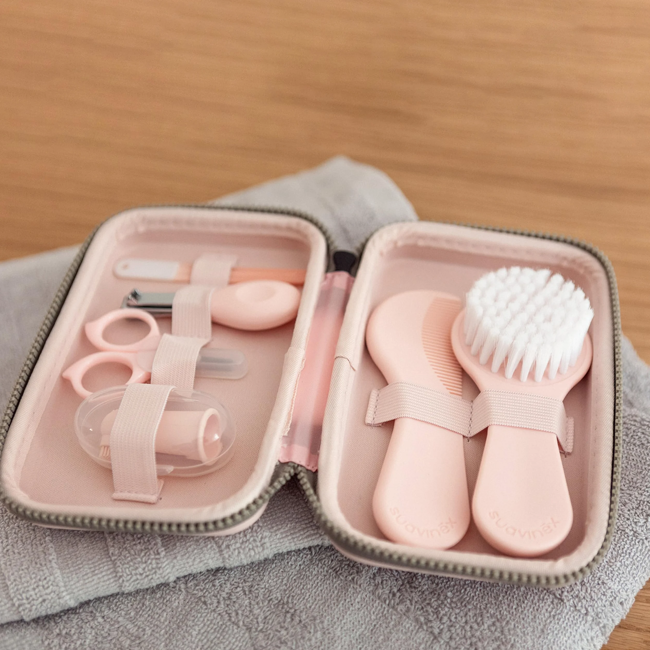 Suavinex, Zestaw do pielęgnacji niemowląt, kompletny i przenośny zestaw do manicure, zawiera: szczotkę i grzebień + szczoteczkę do zębów + nożyczki + pilnik + obcinacz do paznokci, 6-częściowy, różowy