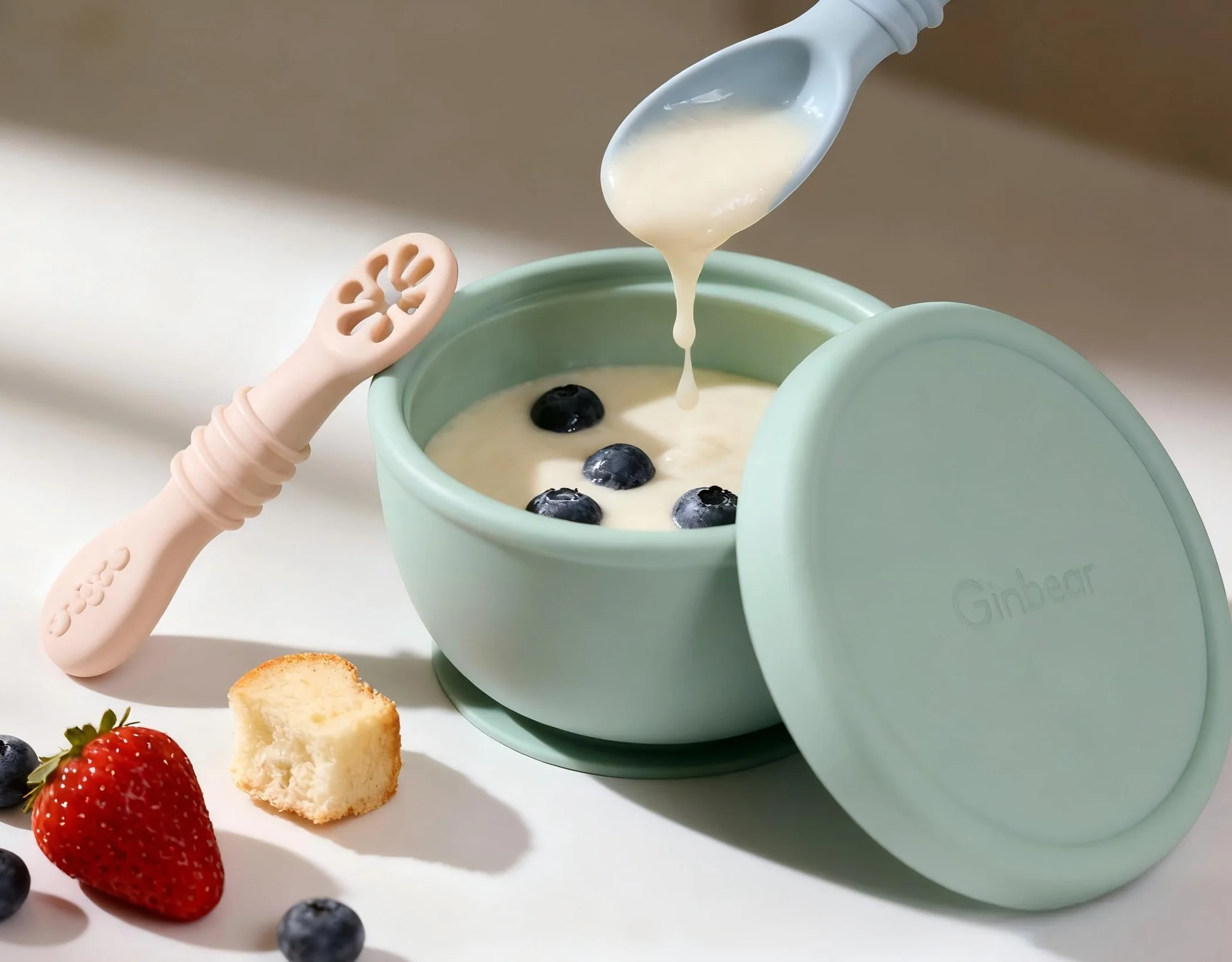 Ginbear Silikonowa miska do karmienia z pokrywką 260 ml i 2 łyżeczkami dla niemowląt | Od 4 miesięcy | Zestaw do samodzielnego karmienia (BLW), pierwszy etap | Nietoksyczna, przystosowana do kontaktu