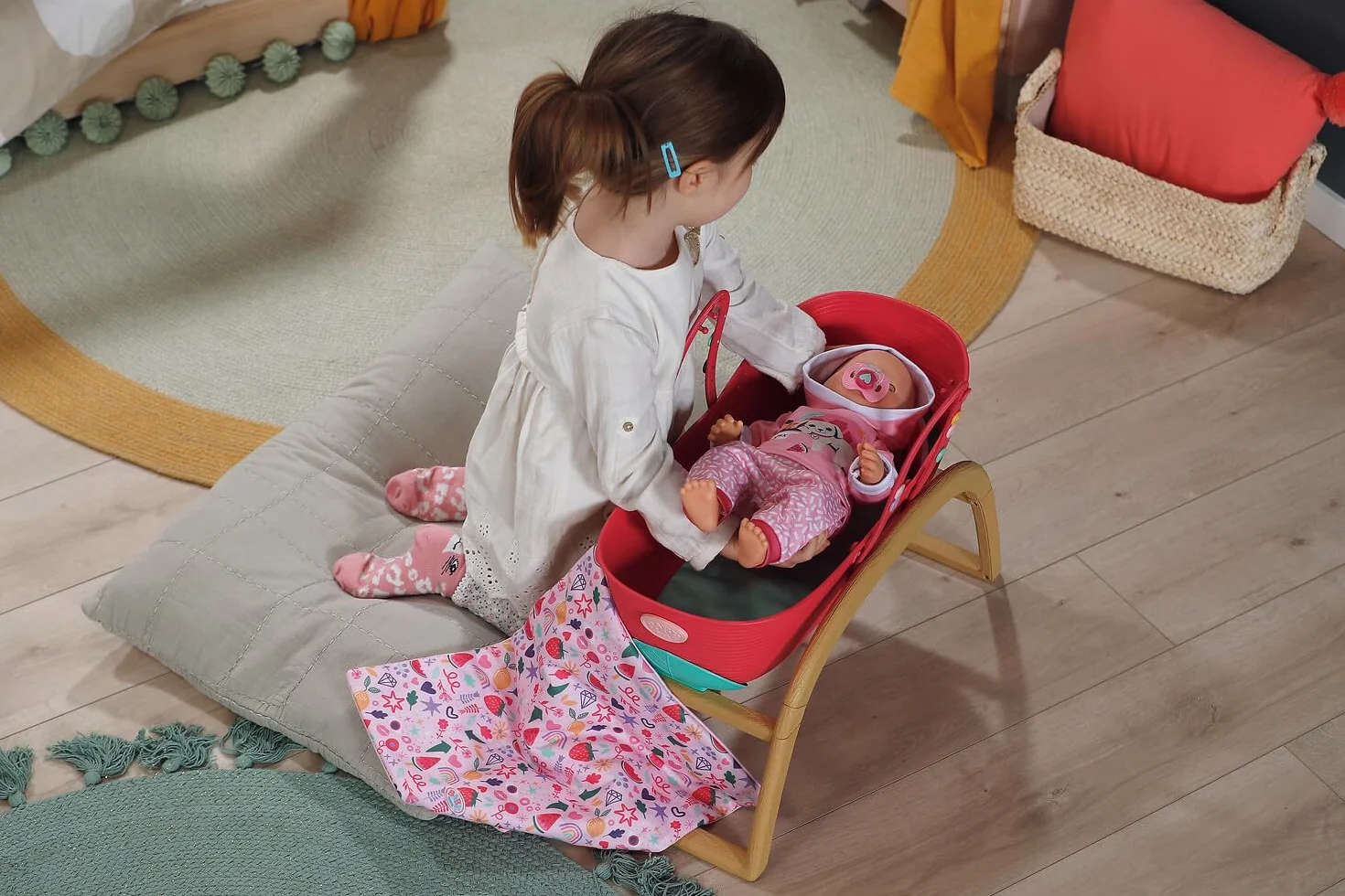 BABY born Kołyska 3 w 1 Pinplay, łóżko dla lalek, kołyska i nosidełko z pinami do dekoracji, w zestawie kołdra i poduszka, czerwona