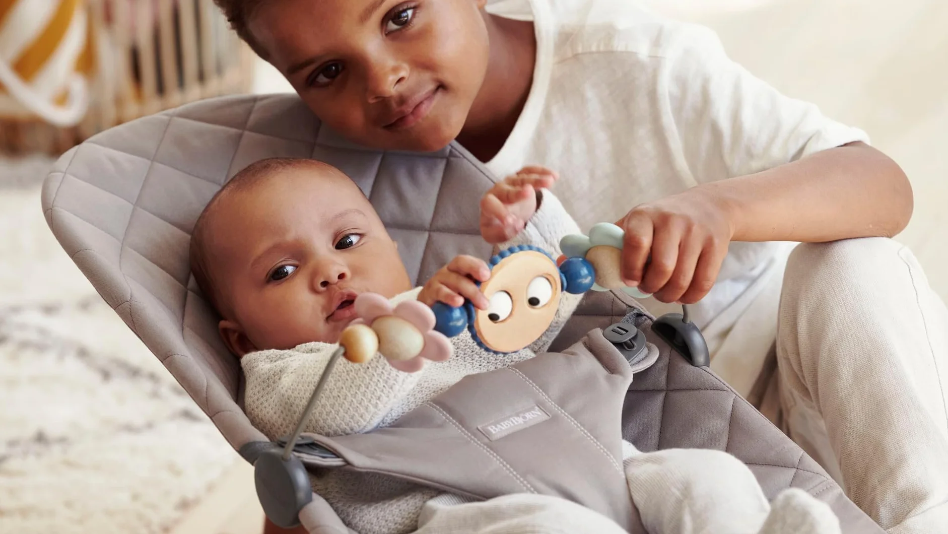 BabyBjörn Bliss bujanka niemowlęca, tkana, klasyczne pikowanie, antracytowo-szary z zabawką, wesołe oczy