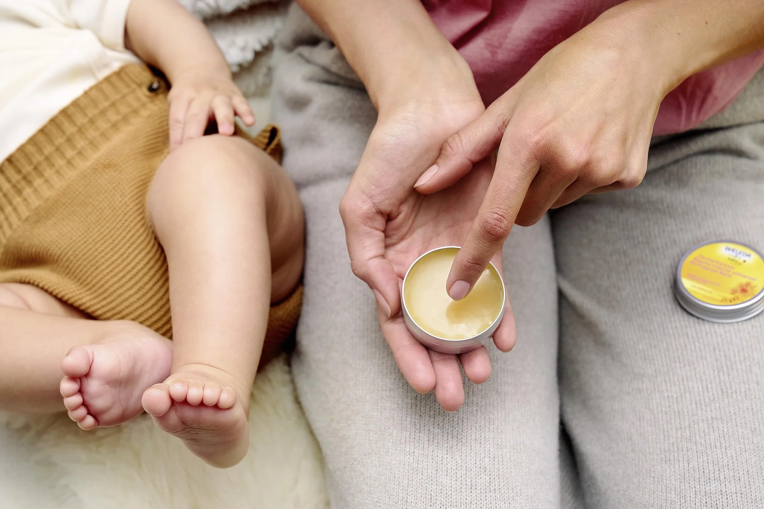 WELEDA Bio Baby Calendula magiczny balsam – naturalny kosmetyk, uniwersalny balsam do twarzy i ciała do pielęgnacji i uspokajania suchej skóry i ust. Bogaty balsam uniwersalny dla niemowląt i dzieci (1 x 25 g)