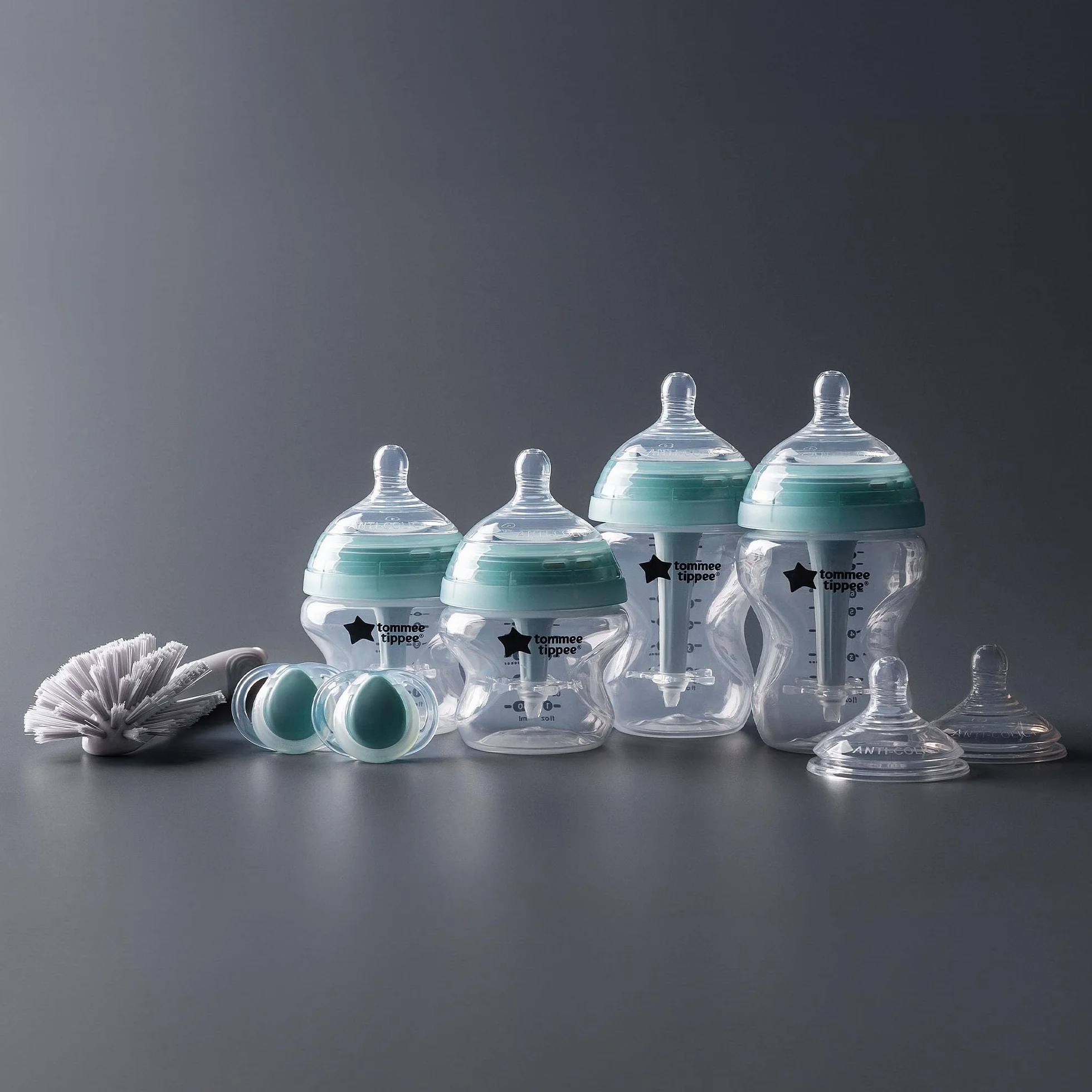 Tommee Tippee Butelki dla noworodków, zaawansowane pudełko antykolkowe, 4 butelki dla niemowląt z 2 smoczkami o średnim przepływie, antykolkowa rurka wentylacyjna