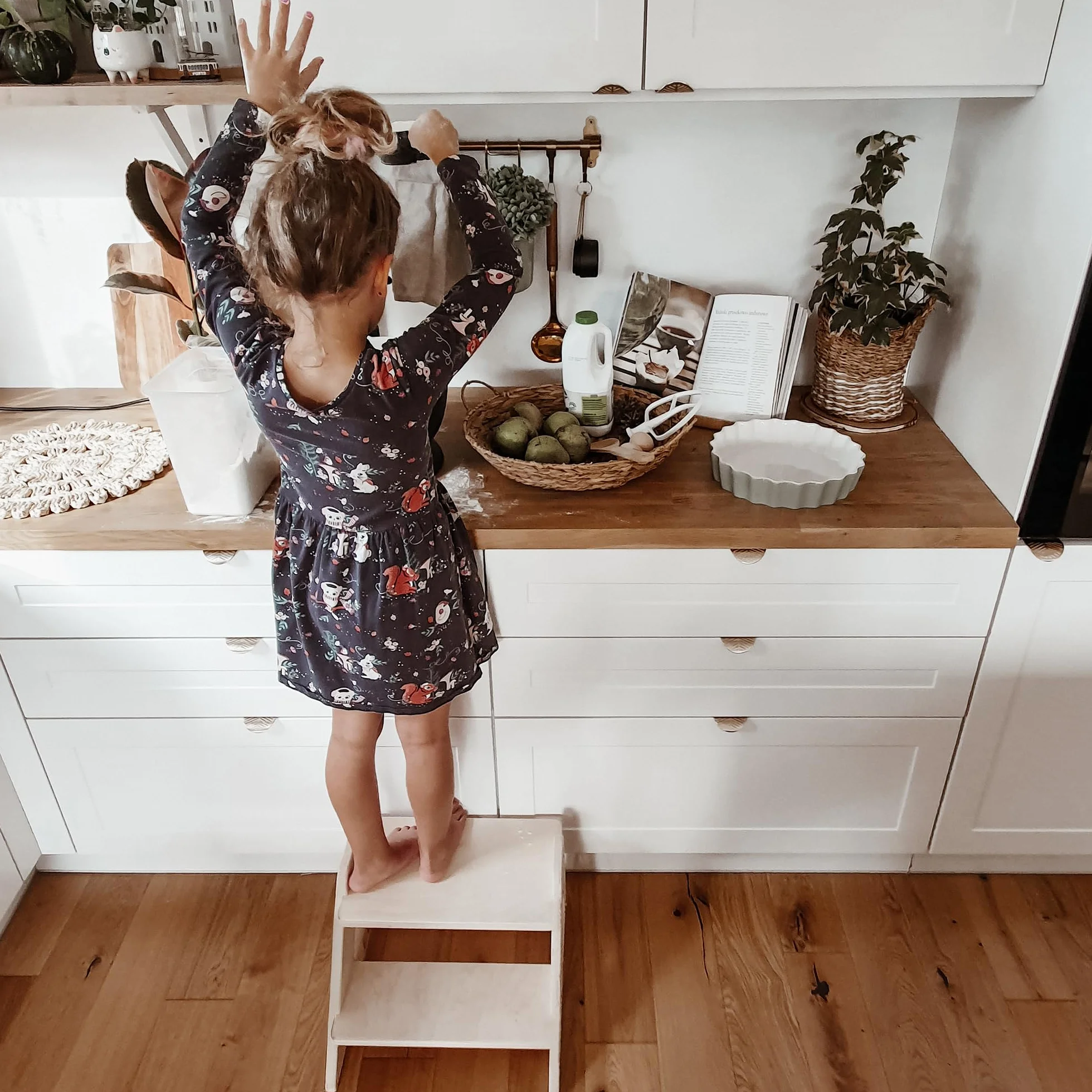 MAMOI® Dziecięcy stołek dwustopniowy z naturalnego drewna | Nowoczesny Design stołka dla dzieci | Bezpieczny i uniwersalny stołek dziecięcy 2 stopnie 100% ECO | Wyprodukowano w UE