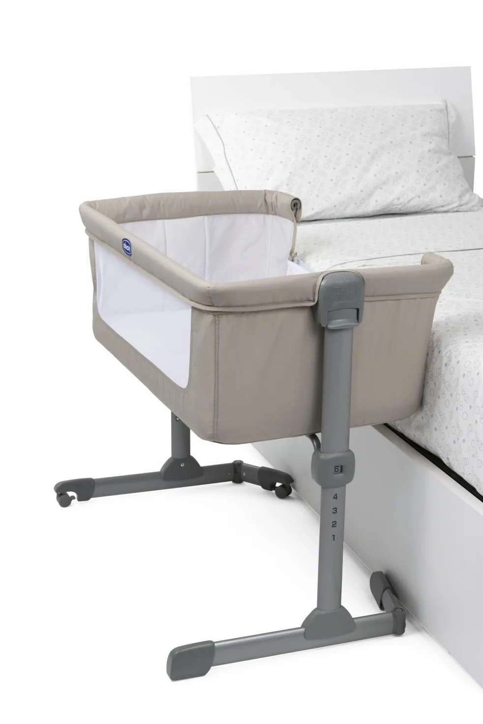 Chicco Next2Me Essential,Łóżeczko dziecięce boczne, łóżeczko do wspólnego spania, kompatybilne z kilkoma łóżkami, regulowana wysokość, materac i torba w zestawie, 0-6 miesięcy, beżowe