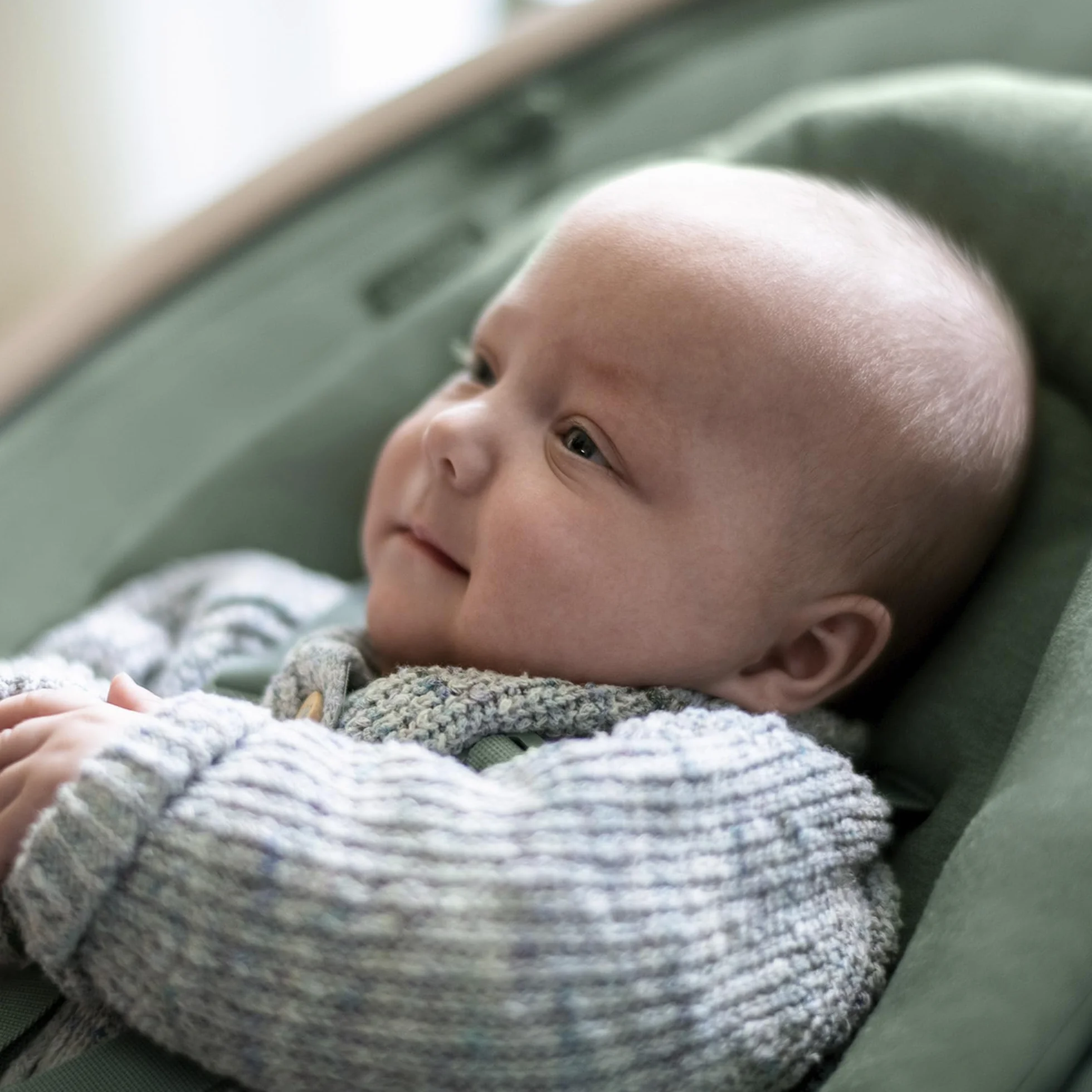 Maxi-Cosi Cassia Huśtawka Elektryczna Dla Niemowląt, 0–6 mies., maks. 9 kg, bujaczek leżaczek, 12 melodii, obrac. siedziska 360°, Autowykryw. ruchu, 5 prędk., 2 poz. odchylenia, Essential Graphite