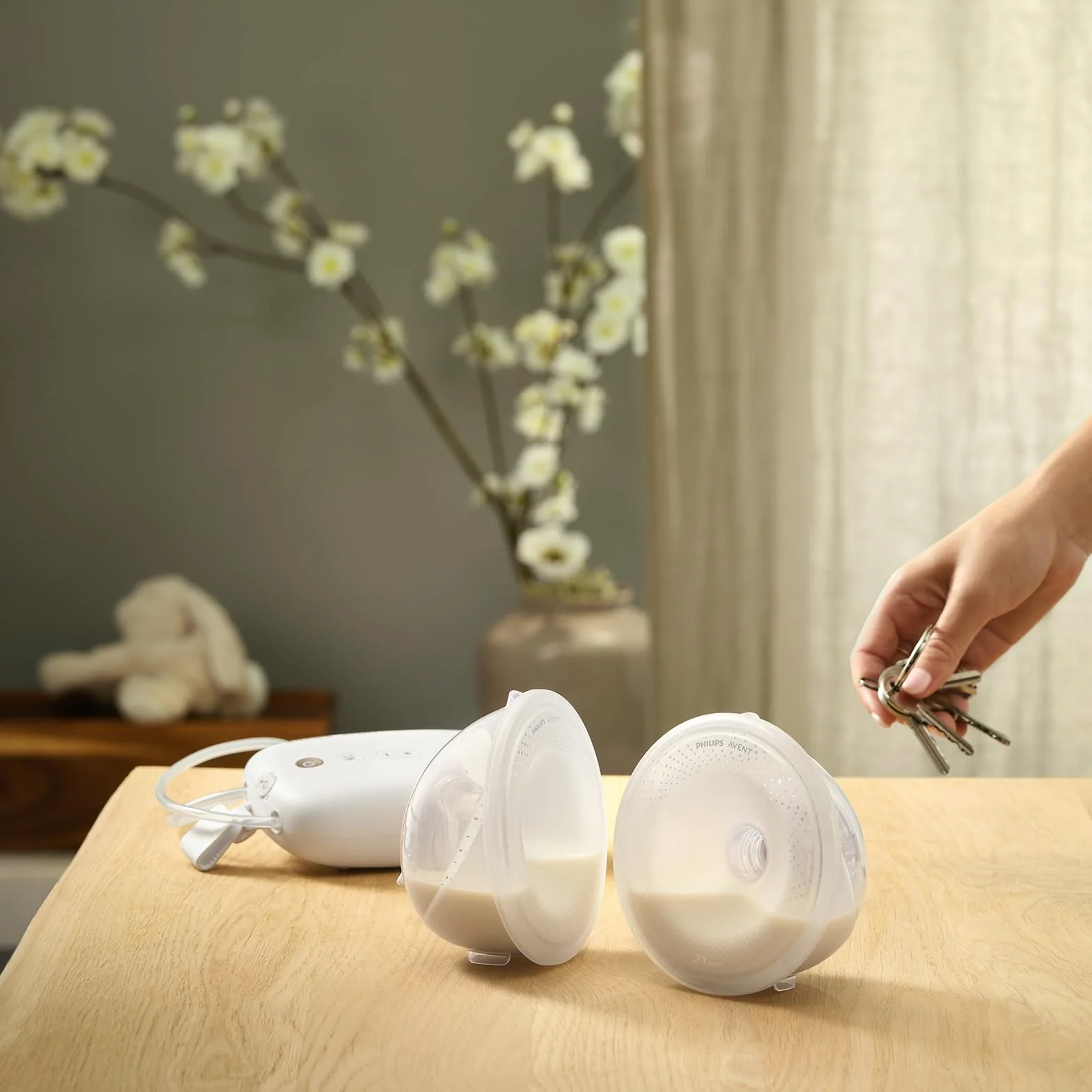 Philips Avent Dwa bezdotykowe pojemniki na pokarm, ultralekkie i przezroczyste pojemniki na pokarm do elektrycznego laktatora, 4 osłonki piersi(2× 21mm, 2× 24mm), 2 wkładki laktacyjne 19mm, SCF439/01