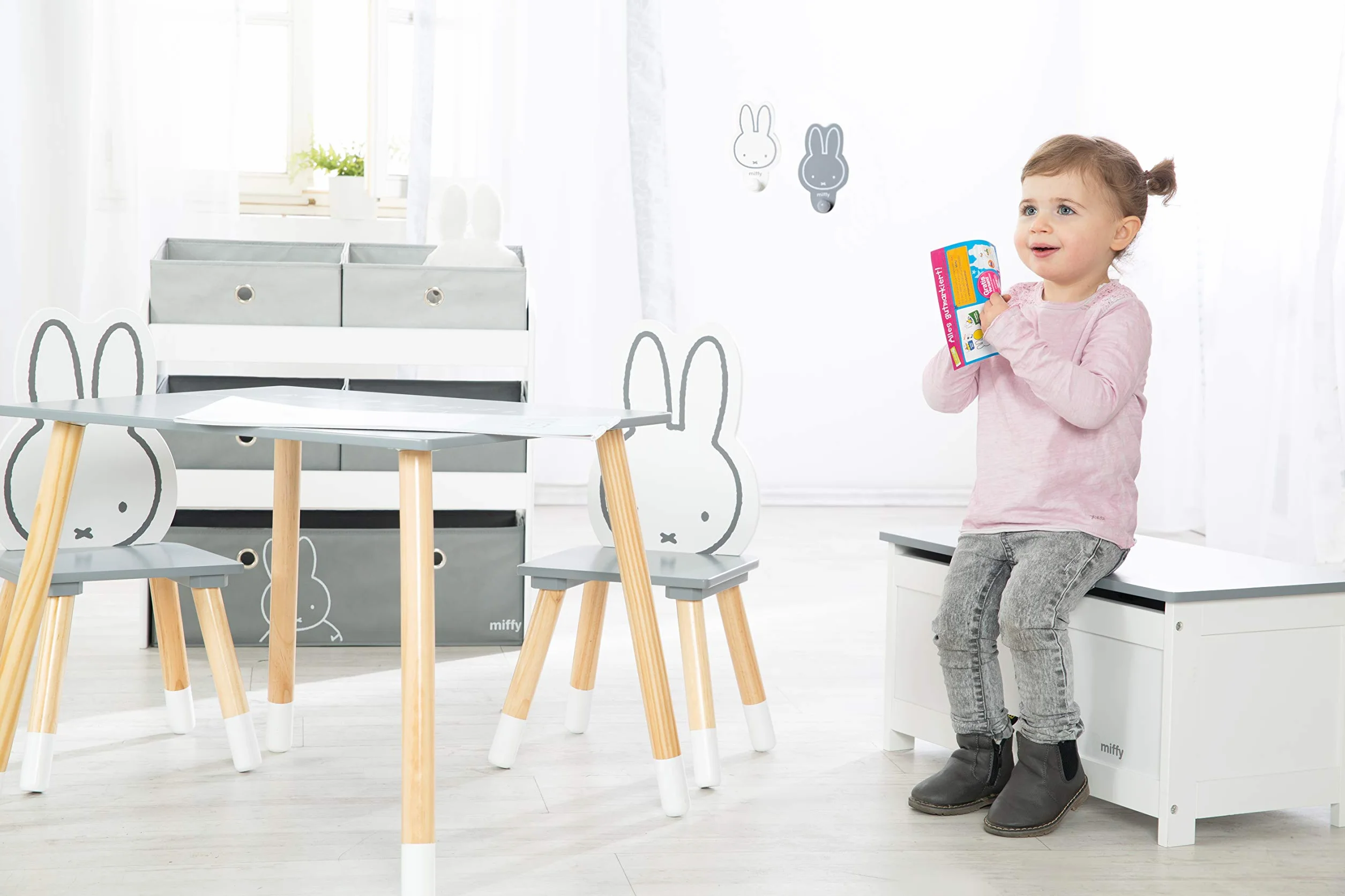 roba Półka na zabawki miffy - Regał na zabawki do pokoju dziecięcego z 5 szarymi pojemnikami z tkaniny - Motyw zająca - Półka na przechowywanie dla dziewczynek i chłopców - Drewno białe