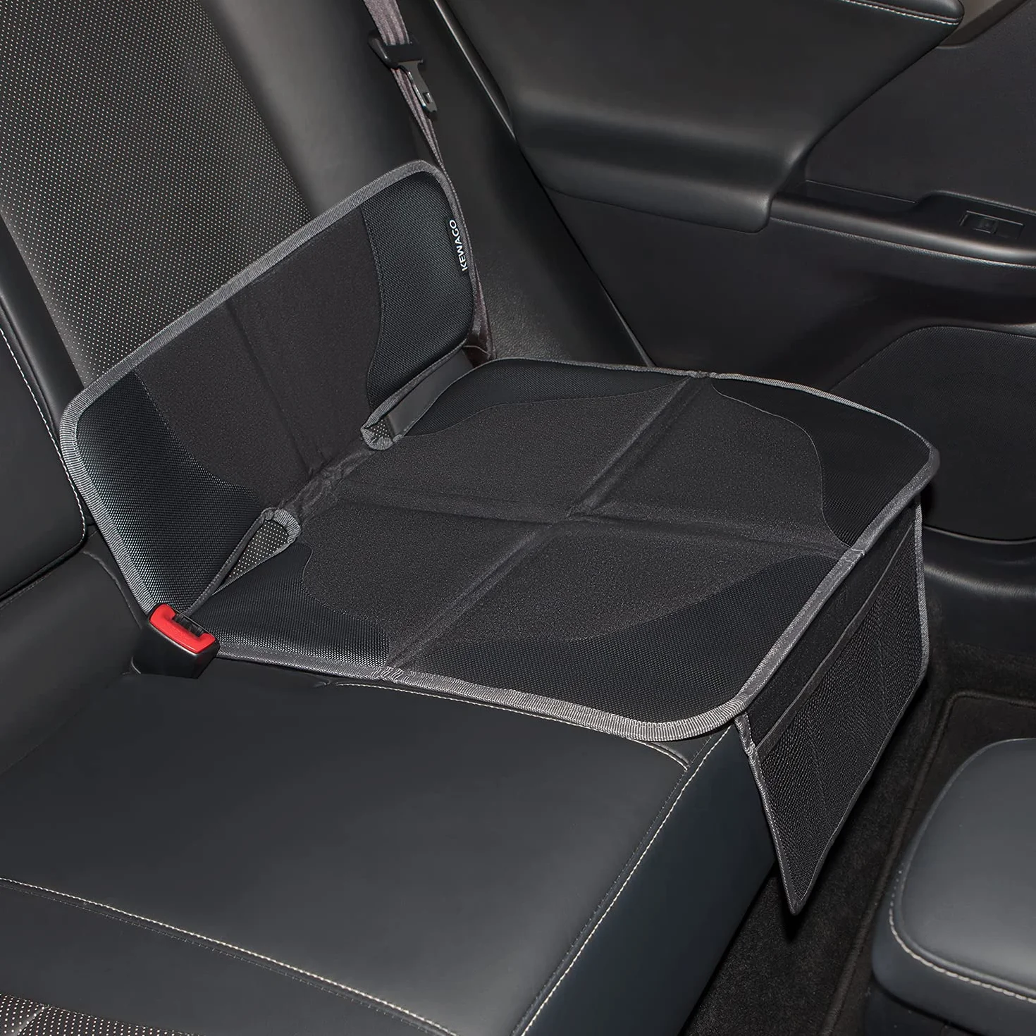 Premium Kindersitzunterlage für Autositzerhöhungen. Autositz-Schutz für Sitzerhöhung und Kindersitz. Autositzschoner für ISOFIX. Schmutzabweisende und universell passende Sitzunterlage.