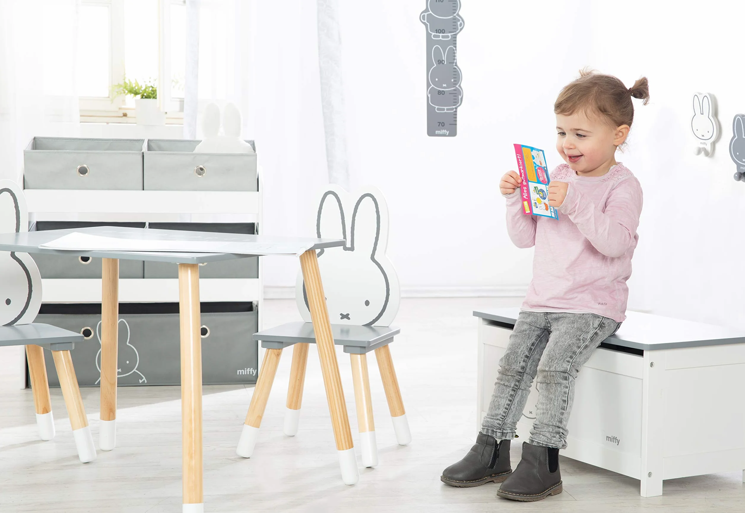 roba Półka na zabawki miffy - Regał na zabawki do pokoju dziecięcego z 5 szarymi pojemnikami z tkaniny - Motyw zająca - Półka na przechowywanie dla dziewczynek i chłopców - Drewno białe