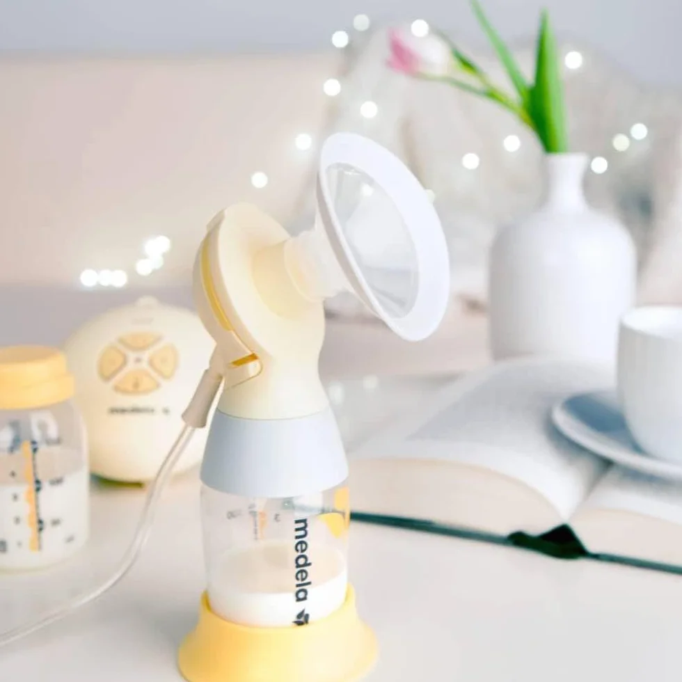 Medela Pojedynczy elektryczny laktator Swing Flex - kompaktowa konstrukcja, z lejkami PersonalFit Flex i 2-fazową technologią ekstrakcji Medeli