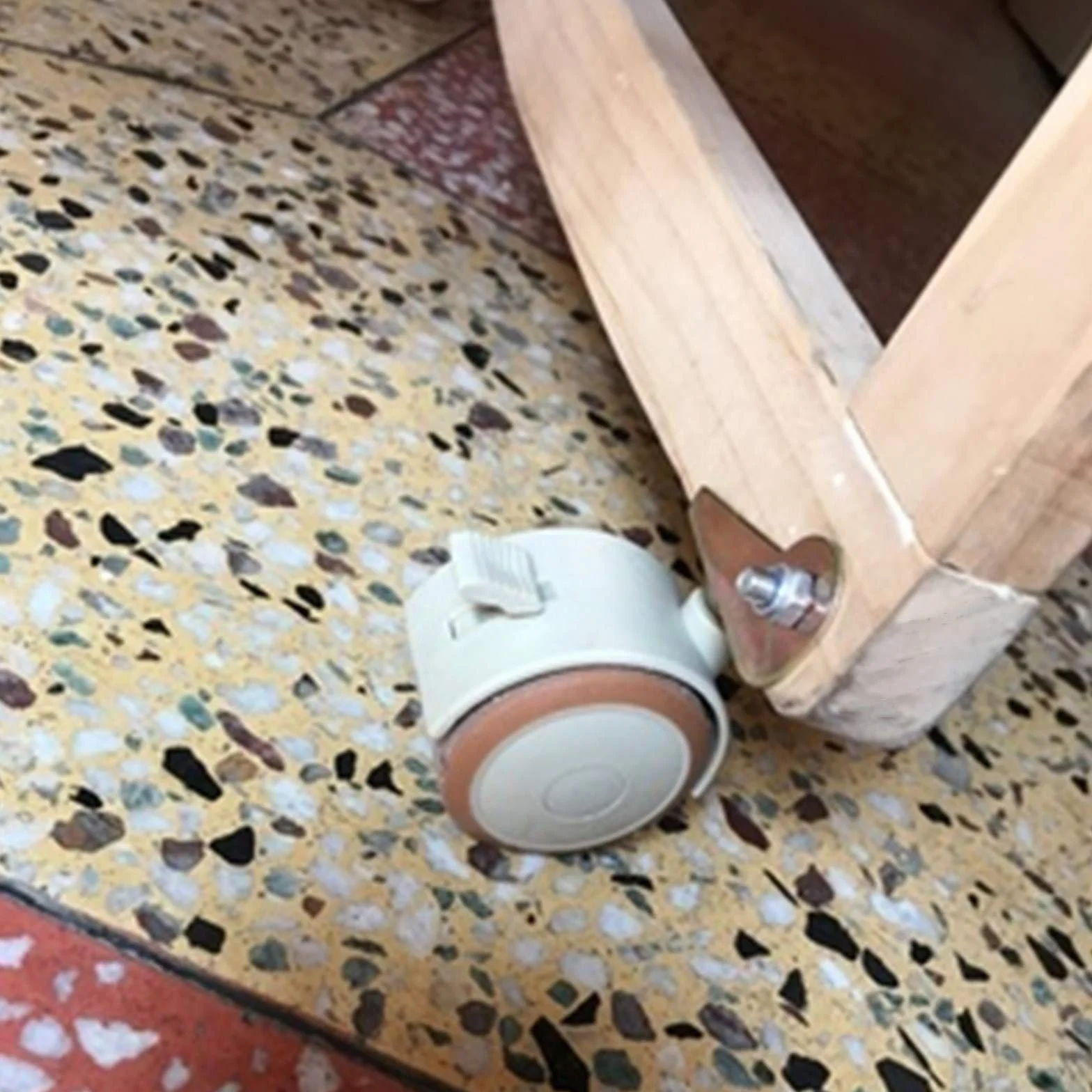 zestaw 4 kółek, Małe kółka samonastawne ze wspornikiem w kształcie litery P, ruchome plastikowe koła, kółka obrotowe 1,9 cala 47 mm, kółko do łóżeczka dziecięcego z hamulcami, obciążenie 30 kg, ze śru
