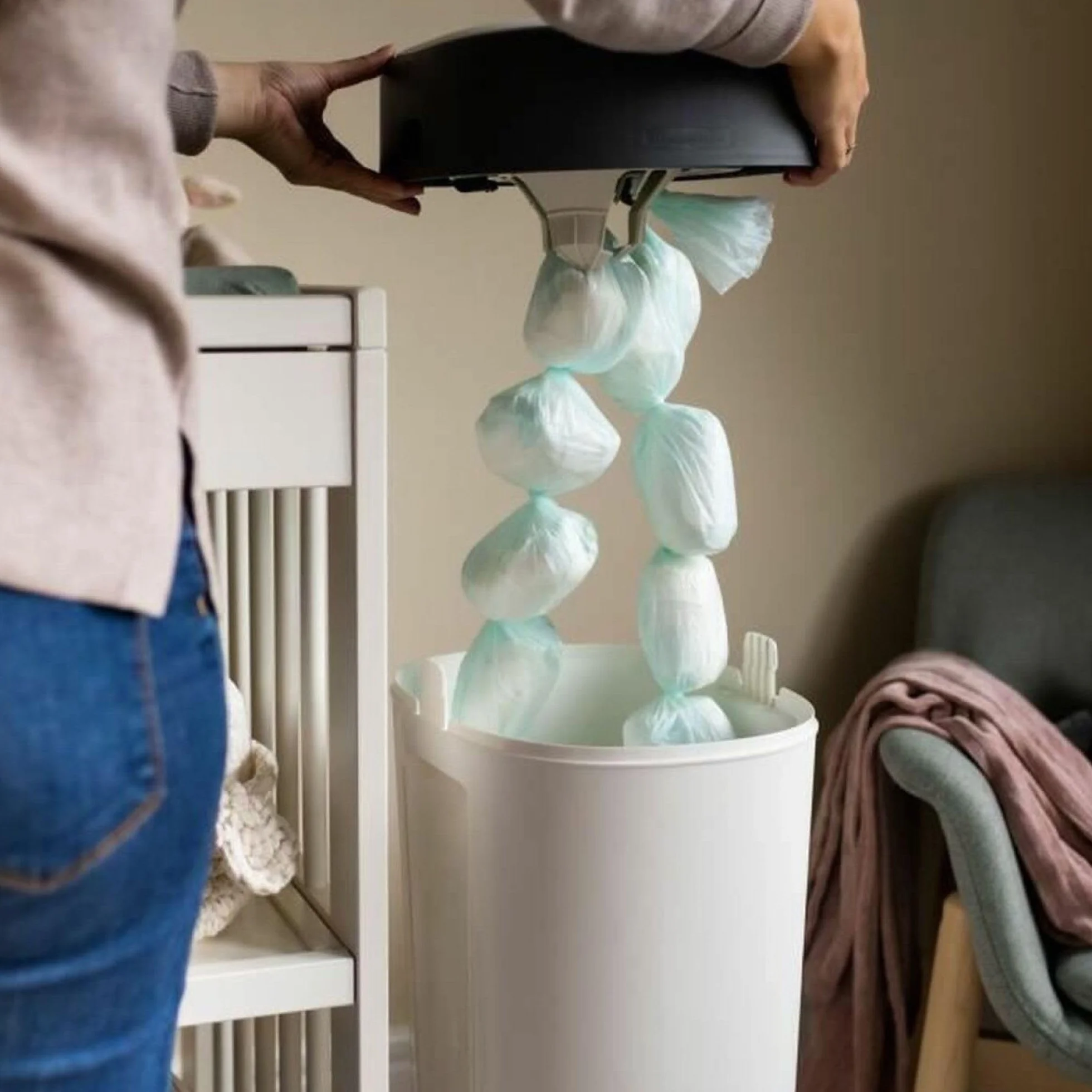 Tommee Tippee Twist & Click Sangenic XL, mieści do 60 pieluch, 76 cm wysokości, z 1 wkładem wymiennym z folią antybakteryjną GREENFILM pozyskiwaną w sposób zrównoważony, biały