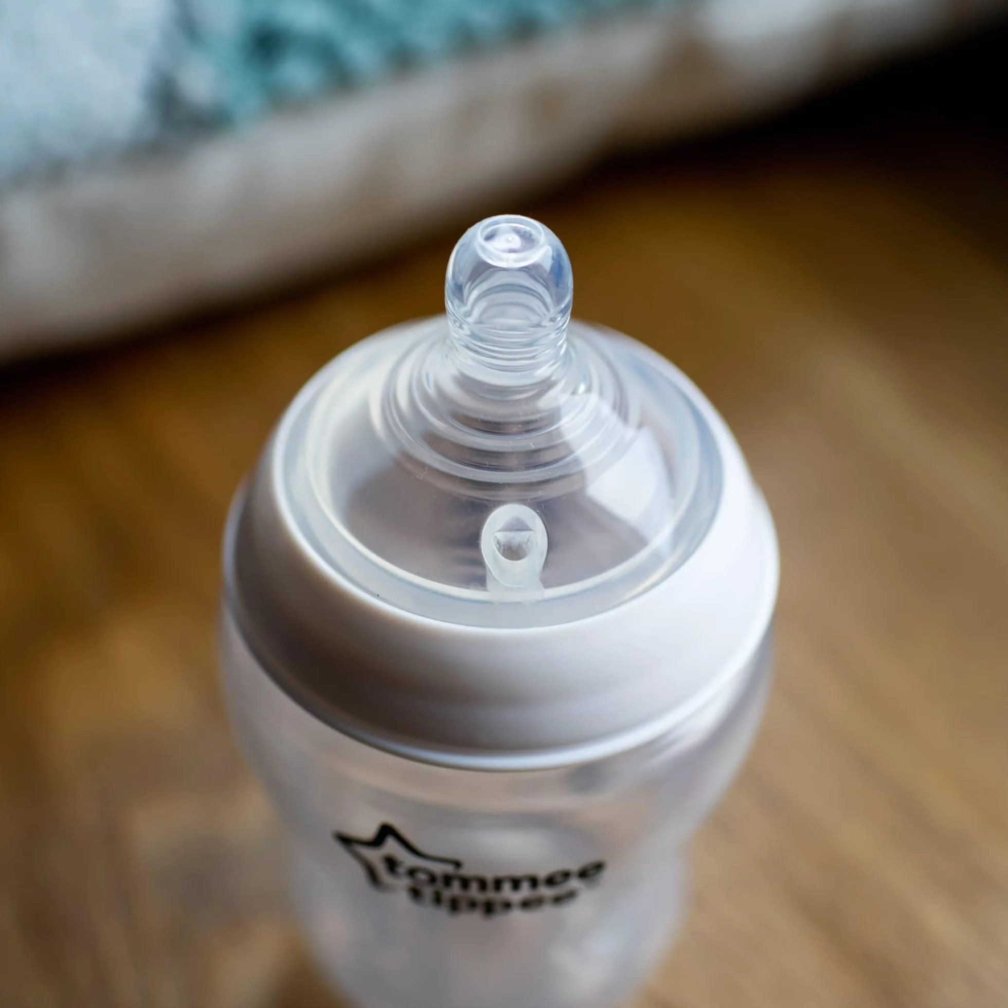 Tommee Tippee Closer to Nature smoczek do butelek z efektem piersi, antykolkowy zawór miękki, silikonowy, szybki przepływ 6 m+, 2 szt