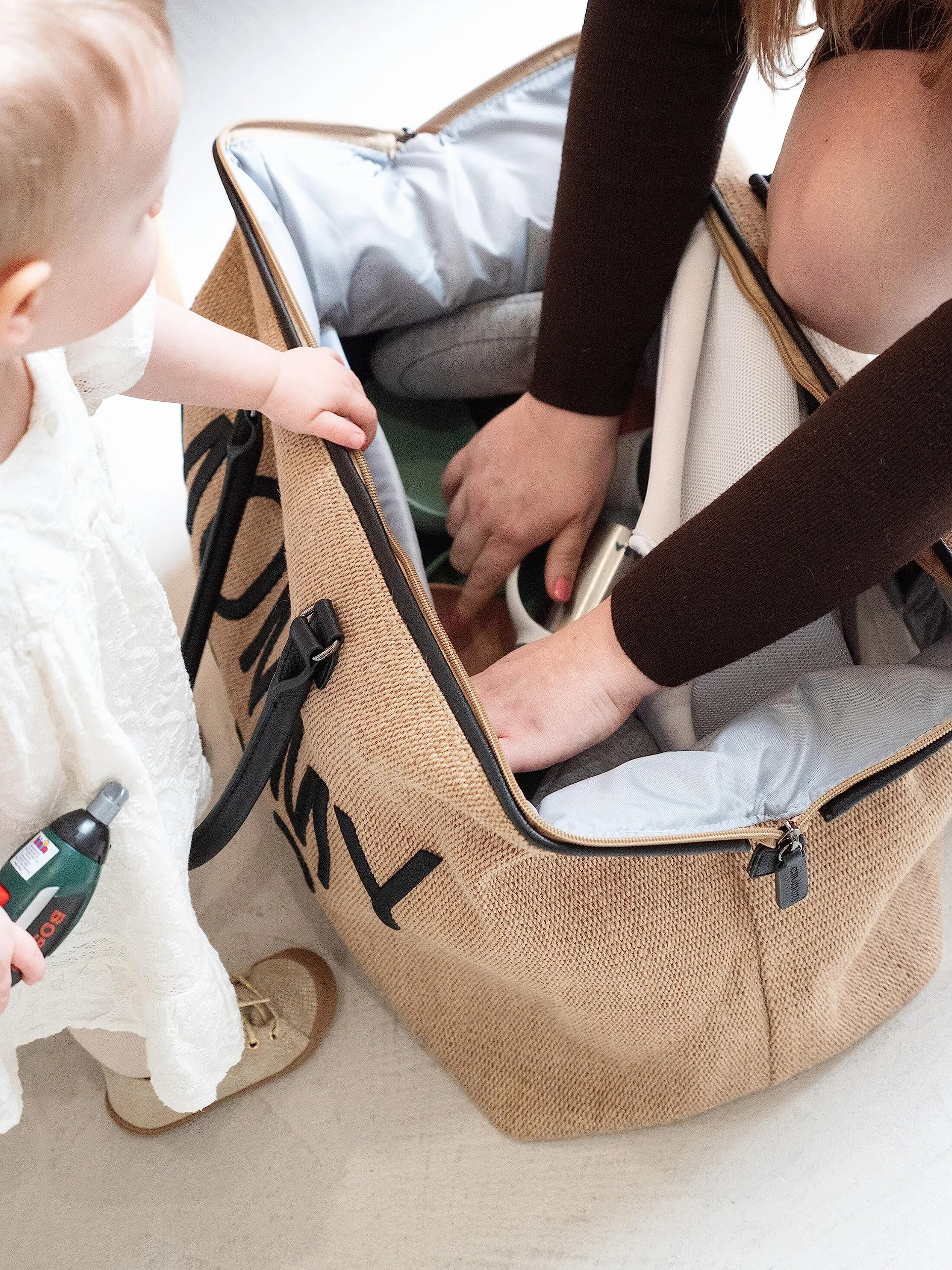 Childhome Mommy Bag torba do przewijania niemowląt o dużej pojemności z regulowanym paskiem na ramię, przegródka, izolowana kieszeń, rafia