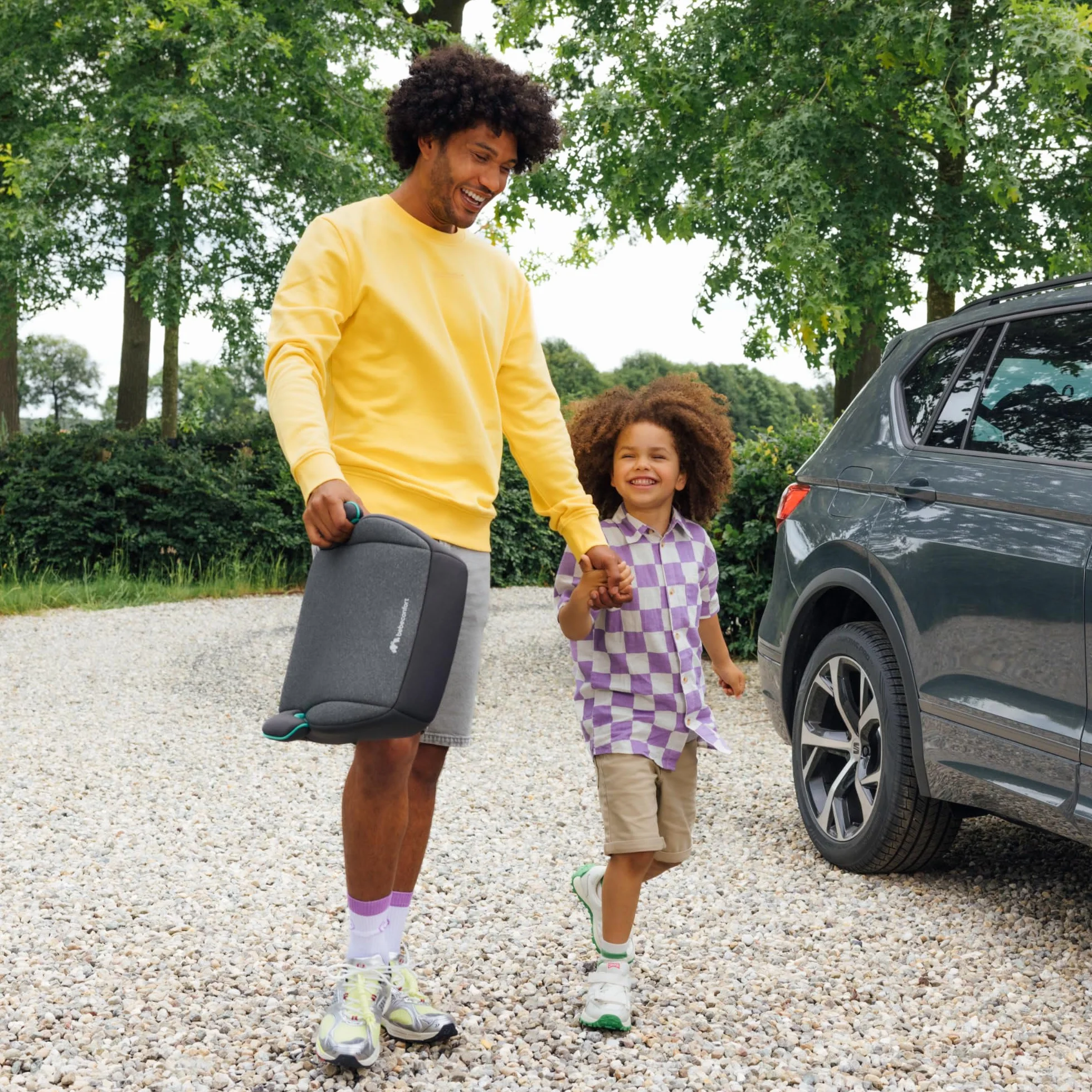 Bebeconfort Manga i-Fix, Booster dla starszaka, Fotelik typu booster z miękką poduszką i systemem ISOFIX, Lekki wyściełany fotelik booster dla starszaka, 6–12 lat, 22–36 kg, 128–150 cm, Tinted Black