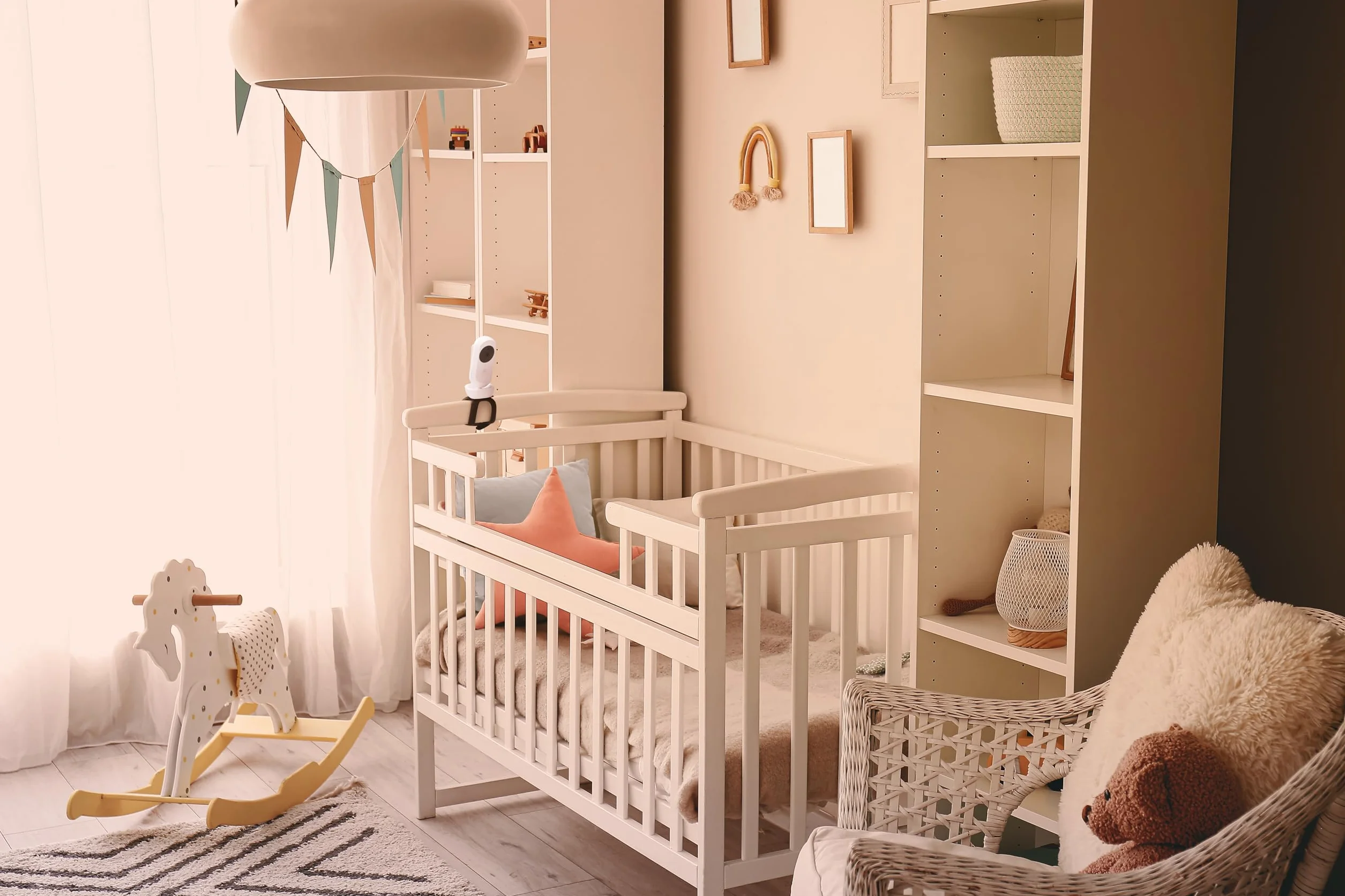 Motorola Nursery VM45 CONNECT Monitor dla Niemowląt z Kamerą Wi-Fi i 5-calowym Monitorem, Rozdzielczością HD 720p, Dwukierunkową Rozmową, Kontrolą Temperatury, Uchwytem do Łóżeczka Stargrip