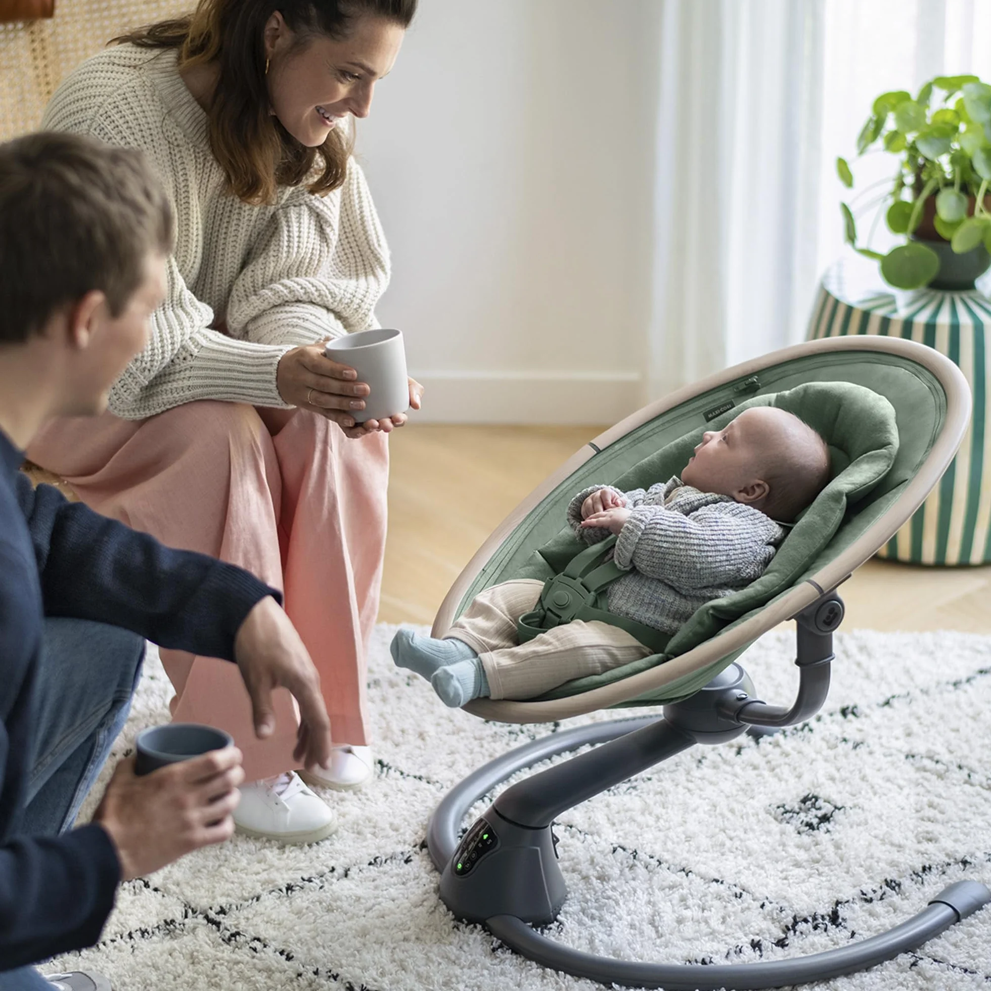 Maxi-Cosi Cassia Huśtawka Elektryczna Dla Niemowląt, 0–6 mies., maks. 9 kg, bujaczek leżaczek, 12 melodii, obrac. siedziska 360°, Autowykryw. ruchu, 5 prędk., 2 poz. odchylenia, Essential Graphite