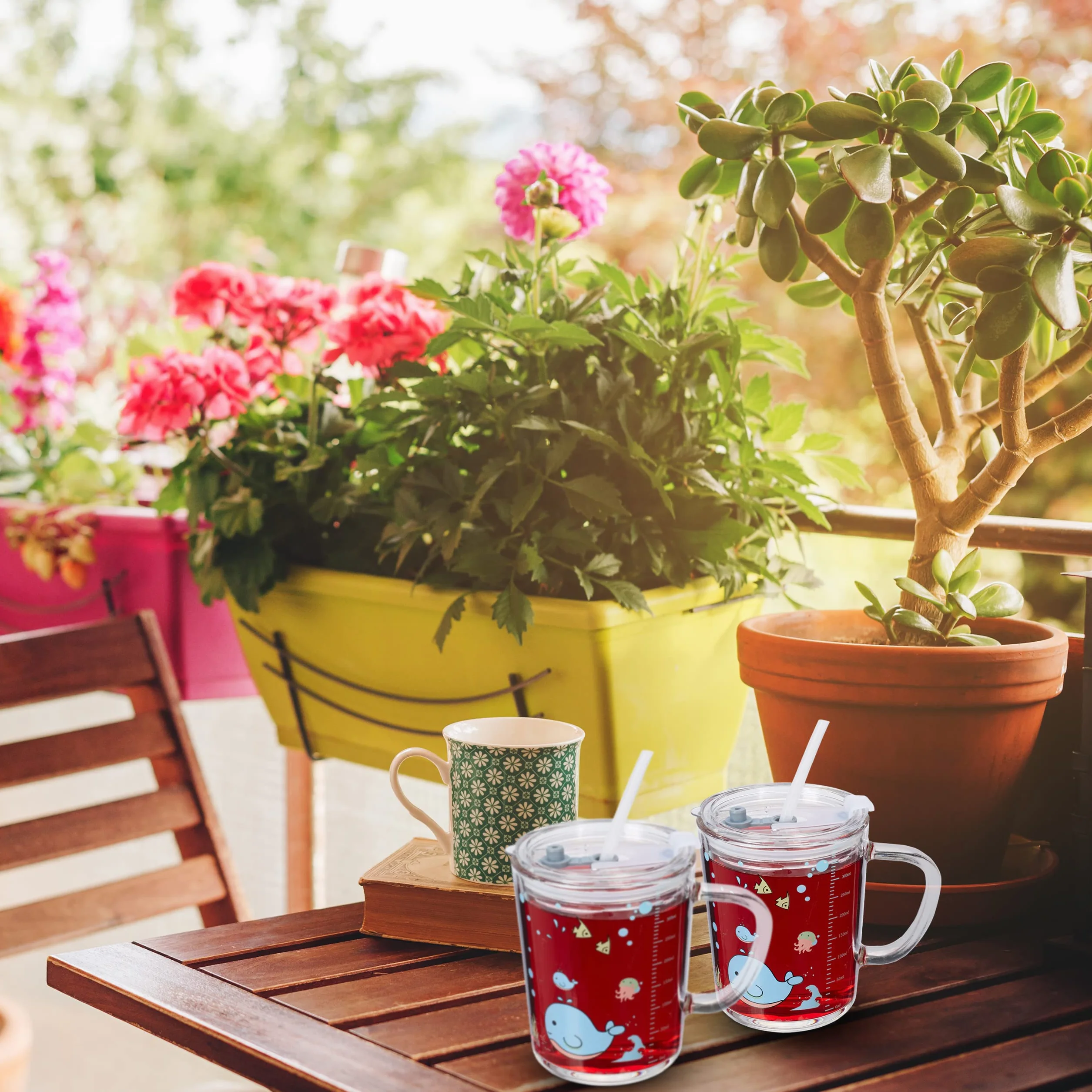Relaxdays Zestaw 2 szklanek dla dzieci, motyw wieloryba, szklanki do picia dla dzieci, z uchwytem, pokrywką i słomką, skala 400 ml, przezroczyste