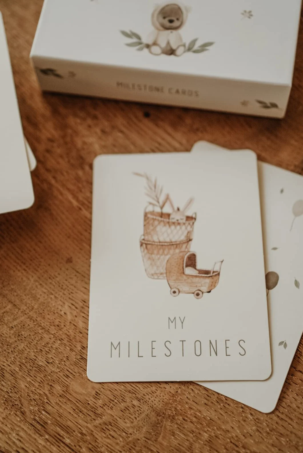 OLGS Baby Milestone Cards Monthly zestaw 60 kart Teddy Lou dla chłopca i dziewczynki, neutralne pod względem płci, Baby Milestones + pudełko magnetyczne, baby shower, prezenty na specjalne momenty