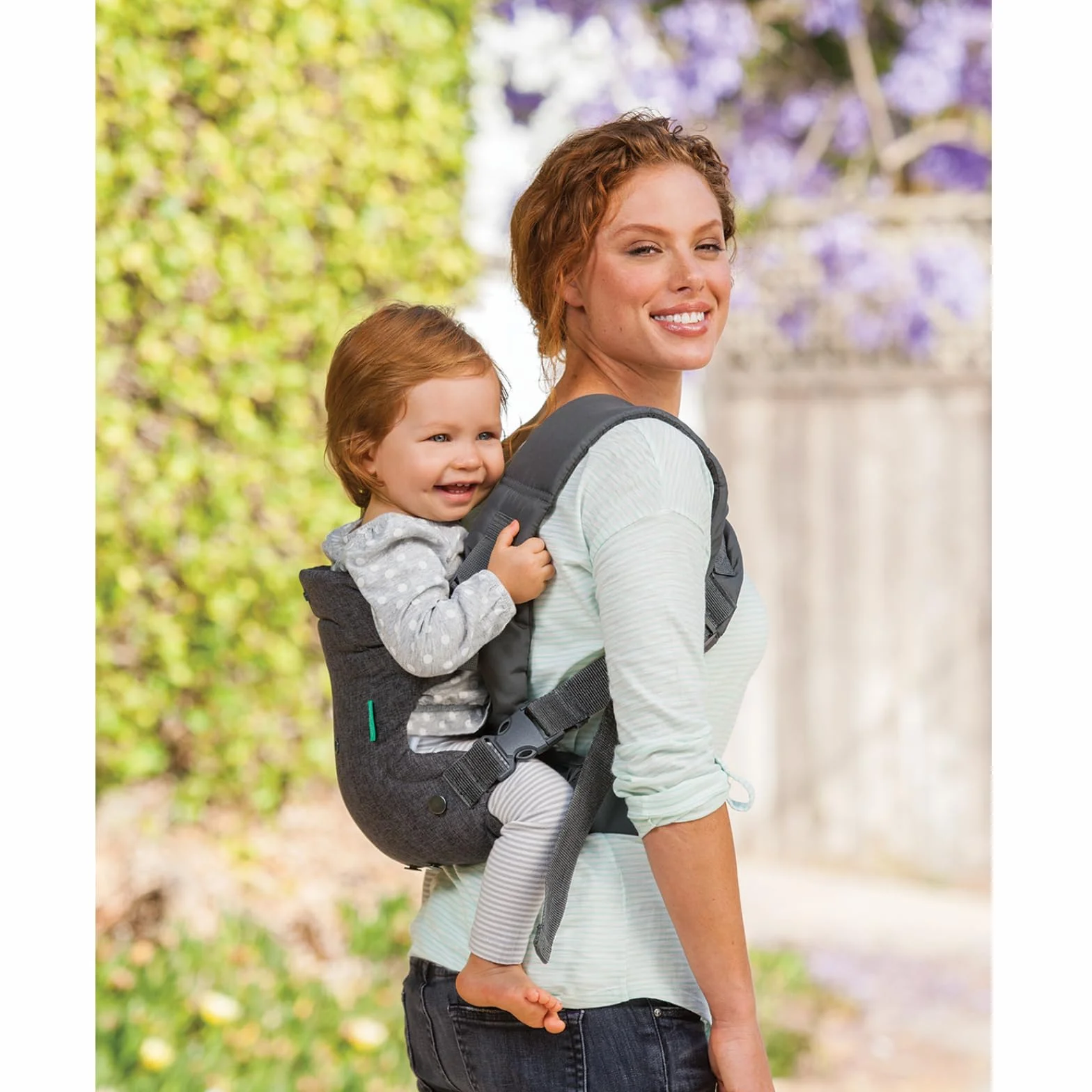 Infantino Flip Advanced 4-in-1 Carrier with Bib - Ergonomic, Convertible, Face-in and Face-out Front and Back Carry for Newborns and Older Babies, 8-32 lbs / 3.6-14.5 kg