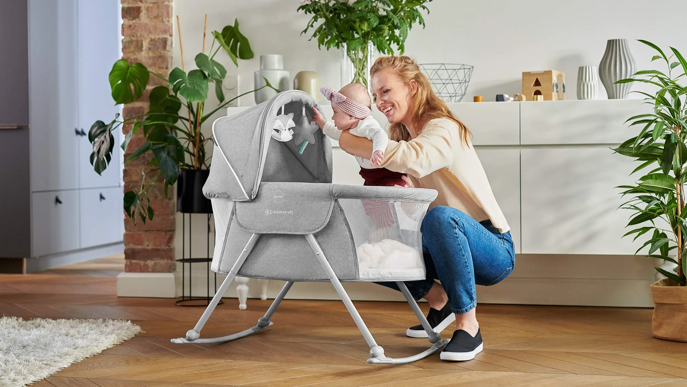 Kinderkraft Łóżeczko dziecięce 3w1 LOVI, Łóżko turystyczne, Kołyska, Proste składanie, Pałąc z zestawem zabawek i moskitera w zestawie, Regulowana budka, Torba ułatwiająca transport, do 9 kg, Szary