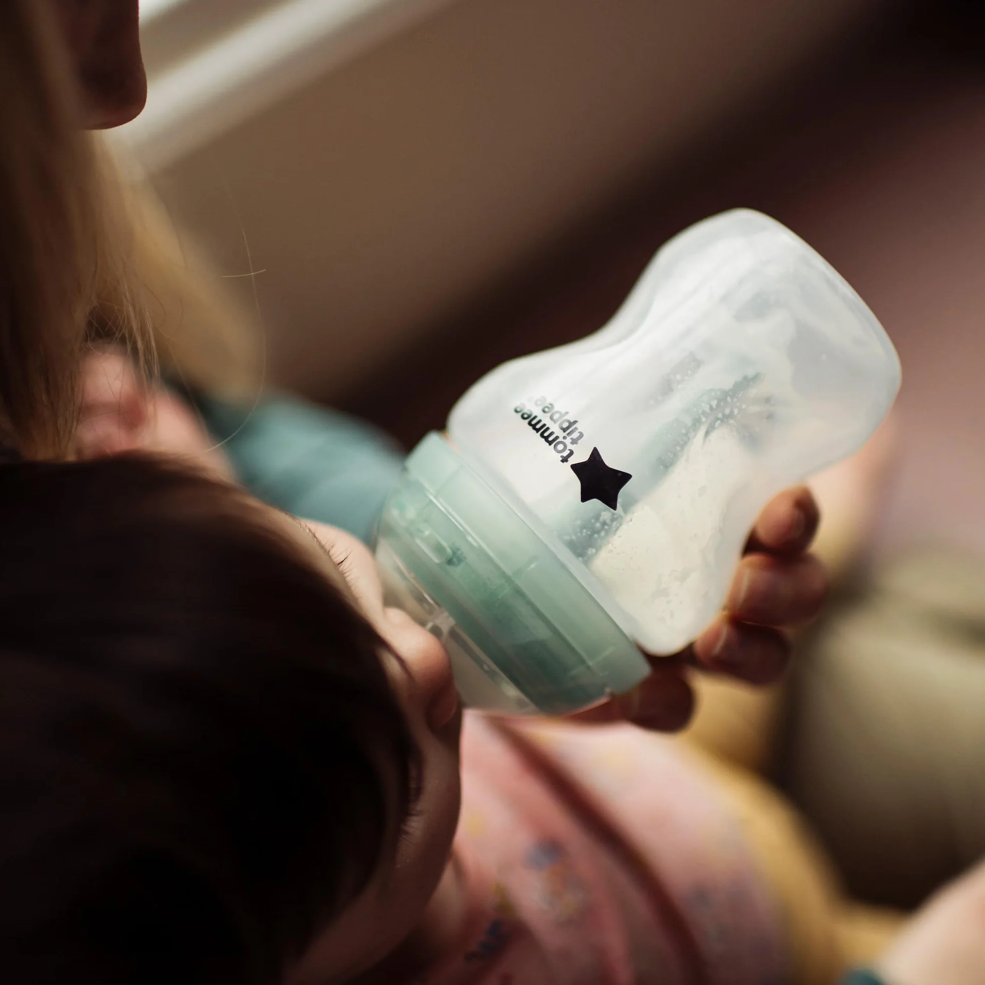 Tommee Tippee Butelki dla noworodków, zaawansowane pudełko antykolkowe, 4 butelki dla niemowląt z 2 smoczkami o średnim przepływie, antykolkowa rurka wentylacyjna